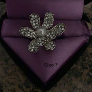 Guess flower ring